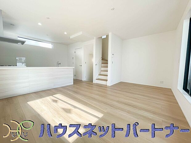 明るく開放的なダイニング。家族とのコミュニケーションが取りやすく、みんなの笑顔が溢れます