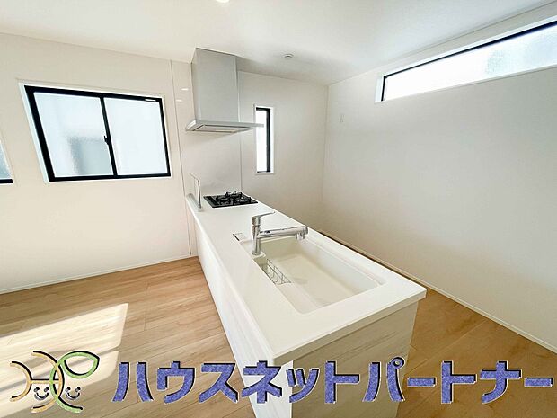 家族の様子を見ながらキッチンでお料理。一日の出来事を会話しながらの家事は嬉しいコミュニケーション。