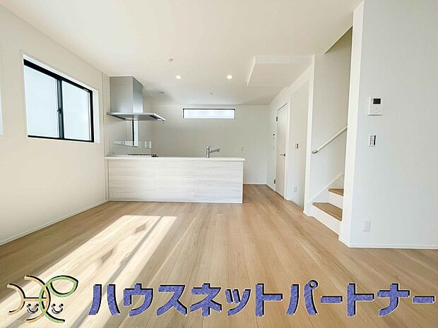 キッチンカウンターがあると配膳が楽なことがメリットの一つ。後片付けをするときも、ダイニングテーブルからあまり動かずに流し台へ運ぶことができるので便利です♪