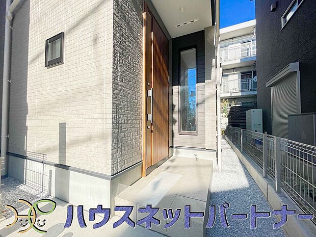 玄関前に季節のお花を置いて可愛く演出してみてはいかがですか。楽しいお家造りが待っています。