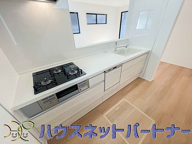 三口コンロで料理の幅を拡げてくれる使いやすいシステムキッチンを採用。洗い場も大きいので野菜や食器を洗ったりする際にも捗り、奥様の強い味方となってくれるはずです。