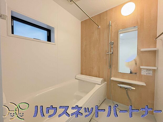 窓がある浴室は心地よいバスタイムを演出してくれます。たまには本を読みながら半身浴もいいですね。