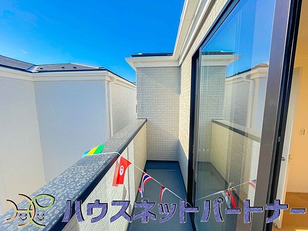 陽当りが良いと、洗濯物が乾きやすいですし、湿気やカビの心配も減るので快適です。寒い冬の日でも、日差しが届くと家の中が暖かくなりますね。