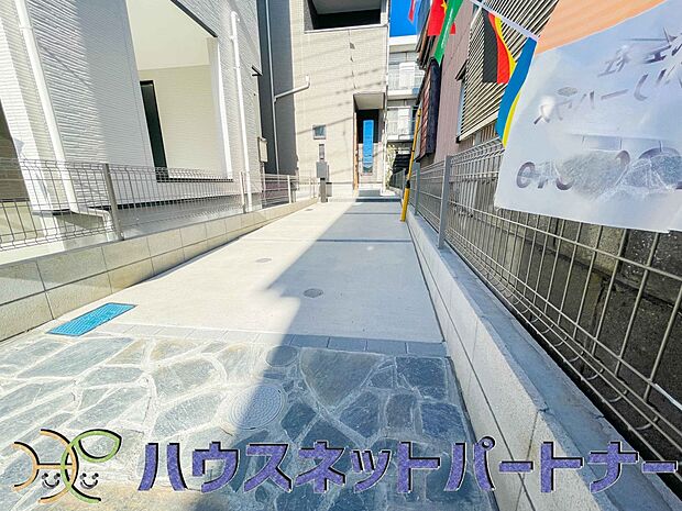 戸建ての購入を検討することになったきっかけに「駐車場を持てること」を挙げる方が多くいらっしゃいます。駐車場代金を支払続ける必要がないことは、駐車場付き戸建を持つ最大のメリットです。