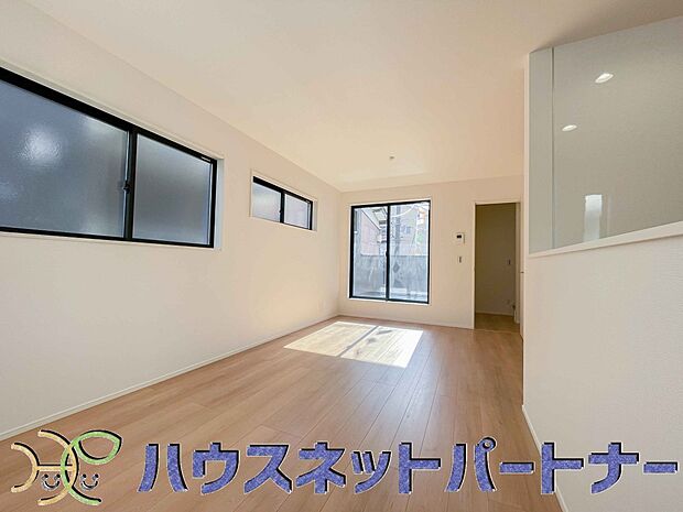 リビングは、食事スペースと寛げる場所設けてもまだ余裕の広さ。明るい光が照らしてくれます。