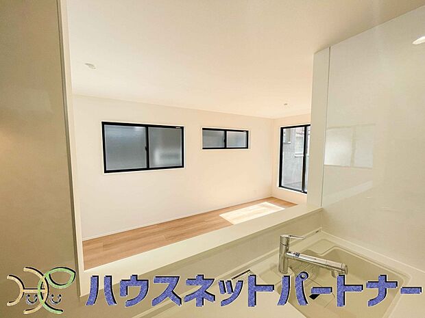 家族の様子を見ながらキッチンでお料理。一日の出来事を会話しながらの家事は嬉しいコミュニケーション。