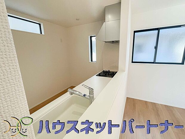 キッチン吊戸棚を無くす事によって、コミュニケーションを重視した設計に致しました。区画によって変わる一体感を、実際にご覧になって頂けましたらと思います。 