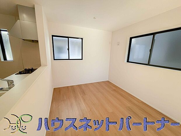 家族の様子を見ながらキッチンでお料理。一日の出来事を会話しながらの家事は嬉しいコミュニケーション。