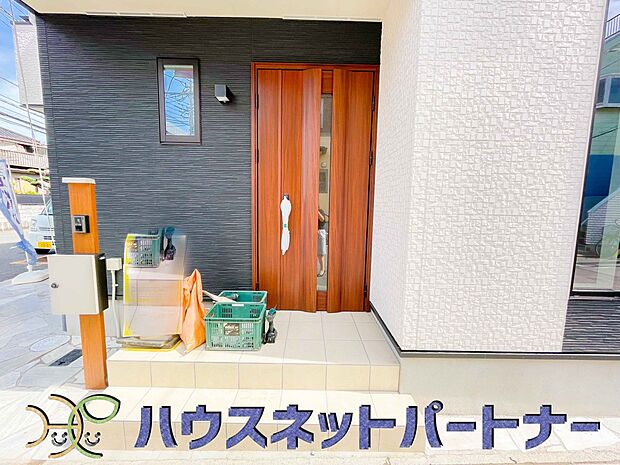 玄関前に季節のお花を置いて可愛く演出してみてはいかがですか。楽しいお家造りが待っています。