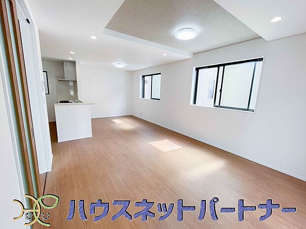 太陽の光が照らす明るいリビングは、開放感があり通風・採光に優れ、心地よい光と風が舞い込んできます。心休まるリビングは何よりも快適な時間を過ごせます。