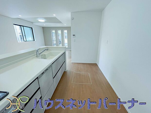 ビルトイン食器洗乾燥機完備。家事のお手伝いをしてくれる奥様の味方です。食器を洗っている間にお掃除など、様々なシーンで家事の時短に役立つ食洗機。省スペースのビルトインタイプを採用致しました。