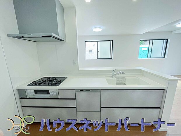 明るい自然光が入る作業スペースを多くとったキッチン採用。夫婦揃ってキッチンに立っても調理がしやすく、家事をしながら会話も弾みます。食器類もすっきりと片付く収納力。