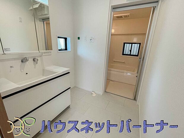 大きく見やすい三面鏡で清潔感ある洗面台は、身だしなみチェックや肌のお手入れに最適です。何かと物が増える場所だからこそ、スッキリと見映えの良い空間に拵えました。