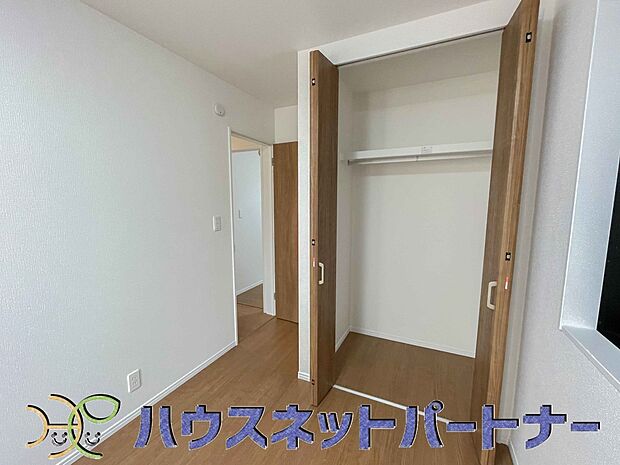 壁面クローゼットのメリットは、衣類が横一列に並ぶためひと目で洋服が選びやすいこと。衣類をたくさんお持ちの方も、限られたスペース内に無理なく収納することができます。