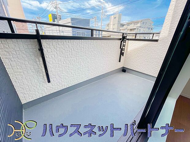 陽当たりの良いバルコニーは清清しい風を室内に送り込んでくれます。快適な生活を楽しめます。