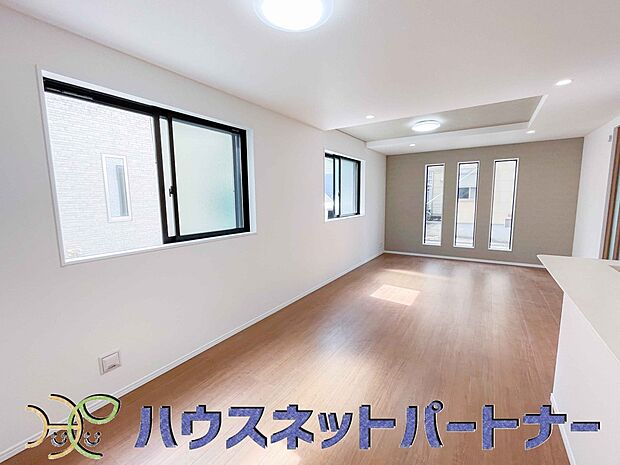 リビングは、食事スペースと寛げる場所設けてもまだ余裕の広さ。明るい光が照らしてくれます。