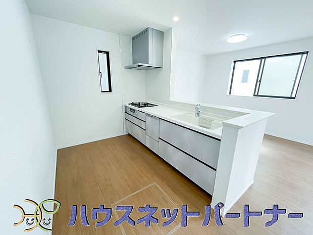 明るく開放的なオープンキッチン。家族とのコミュニケーションが取りやすく、みんなの笑顔が溢れます。