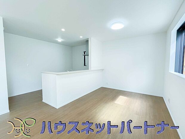 キッチンカウンターがあると配膳が楽なことがメリットの一つ。後片付けをするときも、ダイニングテーブルからあまり動かずに流し台へ運ぶことができるので便利です♪