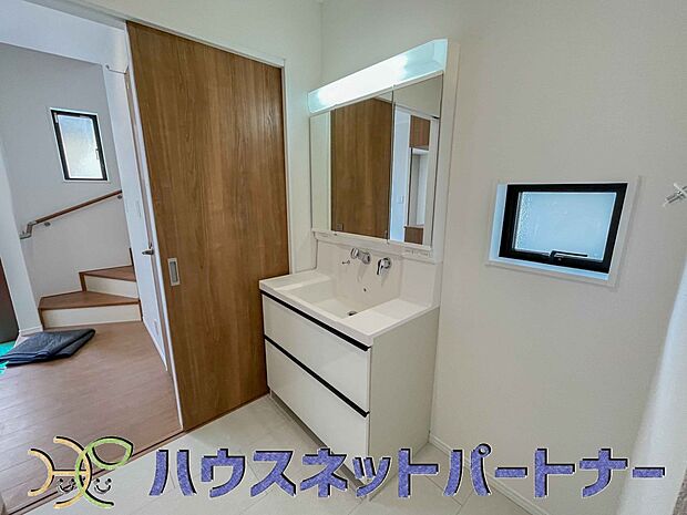 毎日使う洗濯機。しっかりと奥行きのある置き場が確保されています。