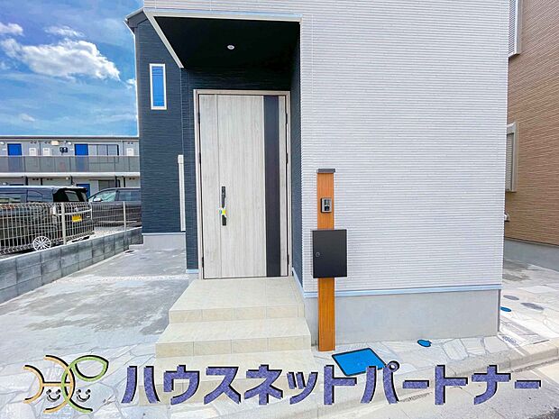 玄関の扉を開けるとそこは家族の待つお家。笑い声が聞こえてきそう。