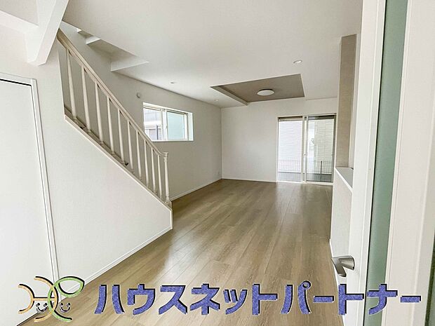 階を移動する際にリビングを通る、リビングイン階段。自然なかたちで家族が集まるため、お子様の個室が1階や3階にある場合でも、毎日の挨拶や会話が増えやすくなります。