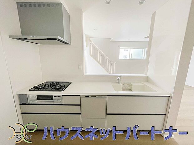 三口コンロで料理の幅を拡げてくれる使いやすいシステムキッチンを採用。洗い場も大きいので野菜や食器を洗ったりする際にも捗り、奥様の強い味方となってくれるはずです。