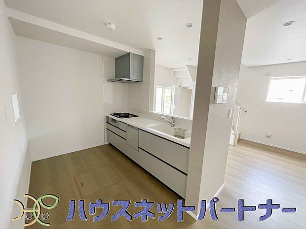 カウンターキッチンは広くて収納力もあるので、快適に料理をすることができます。食器や炊事用具を手の届くところに配置しやすいため調理もスピーディーです。