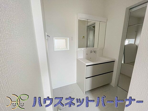 十分な大きさの洗面台は、身だしなみチェックや歯磨きなど、朝の慌ただしい時間でもホテルライクなスペースで余裕とゆとりを感じて頂けます。