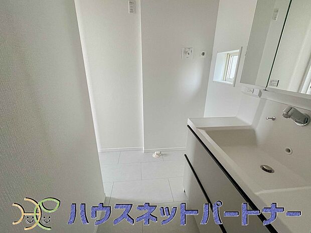 美しく洗練された空間に演出しました。顔を洗って一日が始まり、歯を磨いて一日が終わる。洗面化粧台にそんな思いを込めて造り込みました。