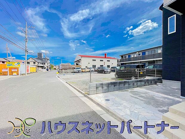 前面道路の日当たりの良い明るいお家。