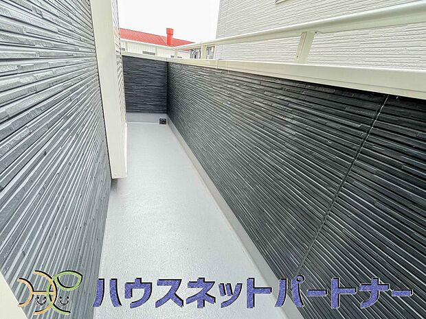 太陽の光が燦々と降り注ぐ広さのあるバルコニーで毎日のお洗濯も快適に。太陽は心を元気にしてくれますよね。