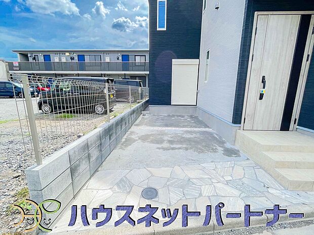 駐車場がある戸建を持つ最大のメリットは、駐車場代金を支払い続ける必要がないことです。賃貸住宅に住んでいる方が、戸建の購入を考えるきっかけに挙げることが多いようです。