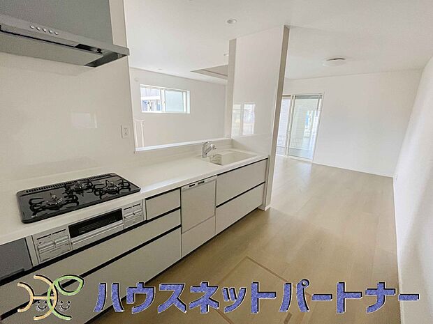三口コンロで料理の幅を拡げてくれる使いやすいシステムキッチンを採用。洗い場も大きいので野菜や食器を洗ったりする際にも捗り、奥様の強い味方となってくれるはずです。