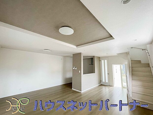 明るく開放的なダイニング。家族とのコミュニケーションが取りやすく、みんなの笑顔が溢れます