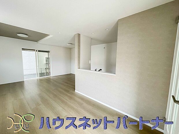 キッチンカウンターがあると配膳が楽なことがメリットの一つ。後片付けをするときも、ダイニングテーブルからあまり動かずに流し台へ運ぶことができるので便利です♪