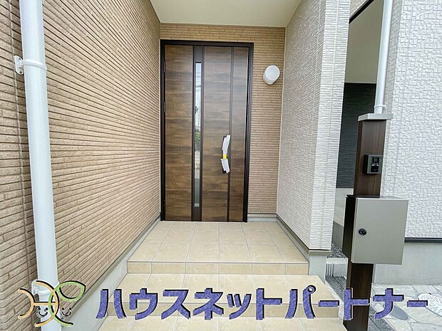 お客様も迎える玄関は高級感のある造りです。