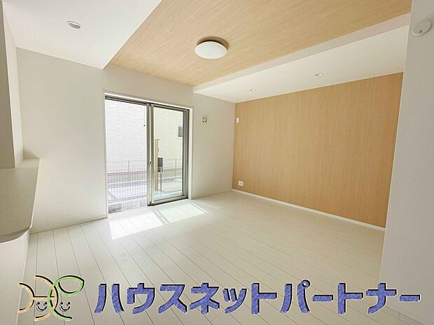 太陽の光が照らす明るいリビングは、開放感があり通風・採光に優れ、心地よい光と風が舞い込んできます。心休まるリビングは何よりも快適な時間を過ごせます。