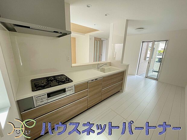 人工大理石トップを纏った最新設備搭載のシステムキッチン。収納数も多いので、常に纏まりある空間に。DKを見守りながらお料理も出来るので、お子様がいても安心です。