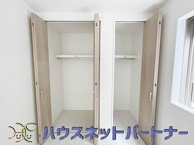 壁面クローゼットのメリットは、衣類が横一列に並ぶためひと目で洋服が選びやすいこと。衣類をたくさんお持ちの方も、限られたスペース内に無理なく収納することができます。