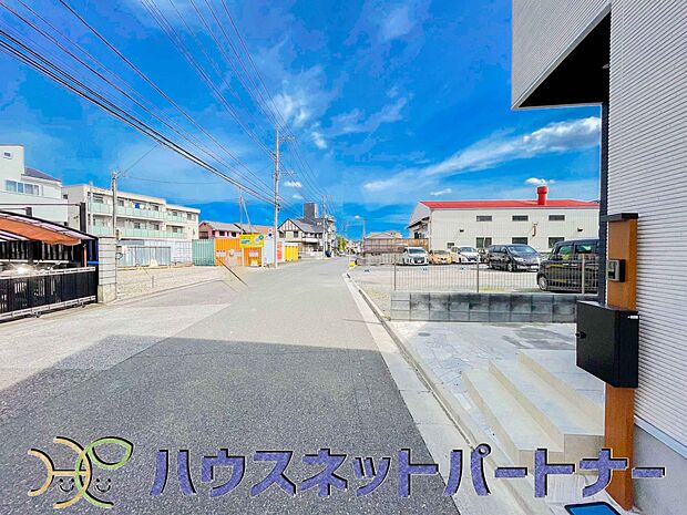 前面道路の日当たりの良い明るいお家。