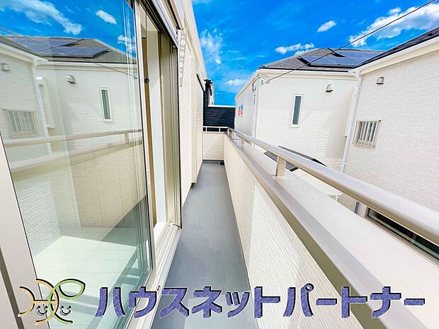 バルコニーから差し込む陽光・通風は、住環境・快適性と共に有り続ける貴重な「財産」です。この新築戸建に住まう事で手に入れるものは、きっと日常にとっても貴重な存在となるはずです。