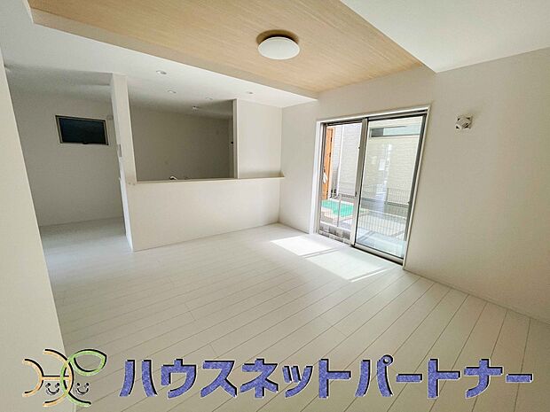 リビングは、食事スペースと寛げる場所設けてもまだ余裕の広さ。明るい光が照らしてくれます。