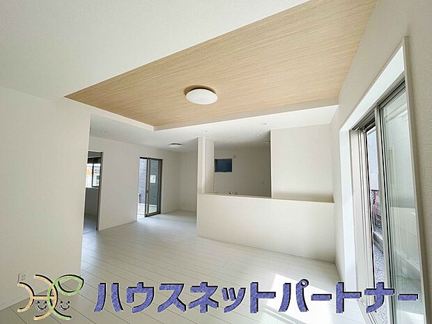 リビングは、食事スペースと寛げる場所設けてもまだ余裕の広さ。明るい光が照らしてくれます。