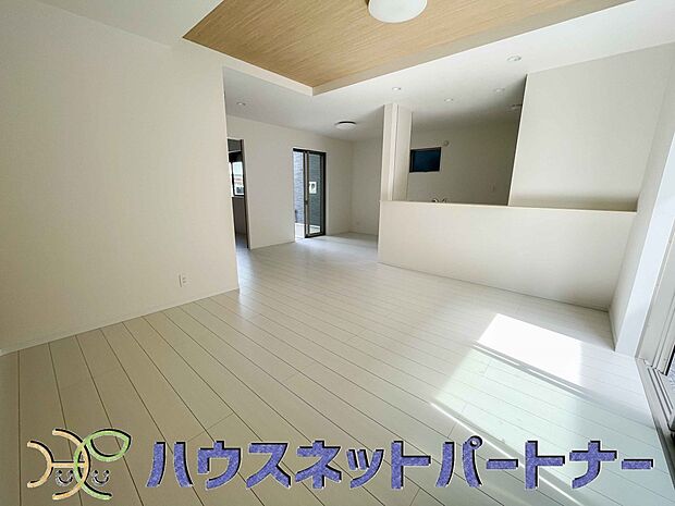 リビングは、食事スペースと寛げる場所設けてもまだ余裕の広さ。明るい光が照らしてくれます。