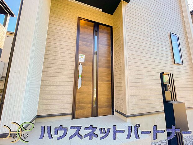 玄関の扉を開けると家族の待つお家。幸せを感じる瞬間です。