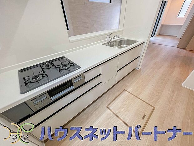 三口コンロで料理の幅を拡げてくれる使いやすいシステムキッチンを採用。洗い場も大きいので野菜や食器を洗ったりする際にも捗り、奥様の強い味方となってくれるはずです。