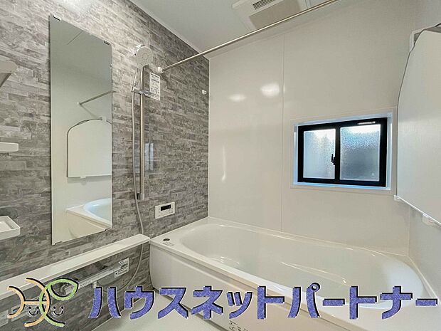 冬場にはヒヤッとしないように暖房機能、梅雨の時期には乾燥等、機能的で清潔感溢れる浴室。快適・清潔な空間で心も体もオフになる時間を楽しむことが可能です。