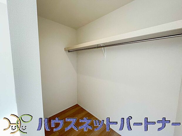 ウォークインクローゼットのメリットは、衣類の他、バッグやアクセサリーなど、身につけるものを一部屋に集めて管理できること。必要なときに見つけやすいです。