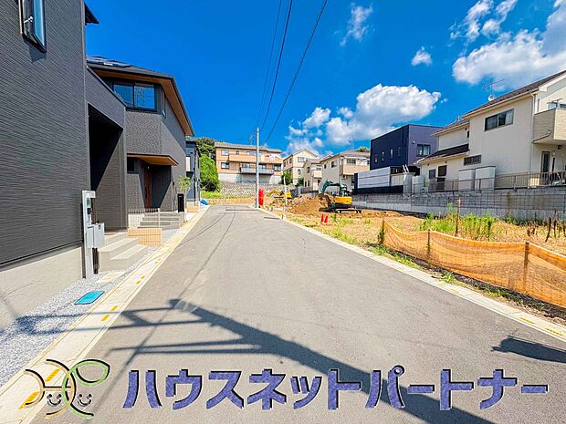 前面道路でお車を駐車するのも楽々。