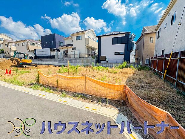 閑静な住宅街に建つ広々3階建て。暖かみのある外観は陽当たりも良く心地よい空間を作り出します。